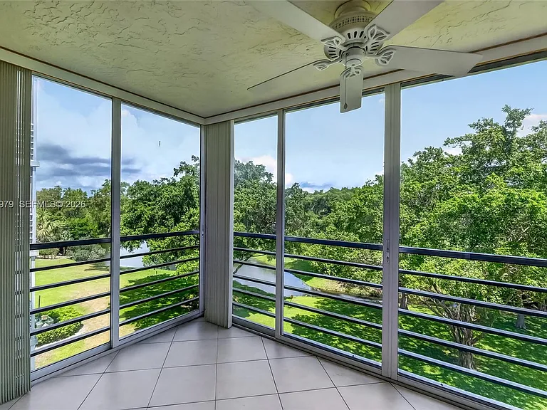 4015 W Palm Aire Dr #502 — Photo 23