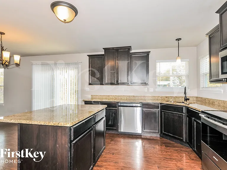 1811 Barclay Trail Dr — Photo 6