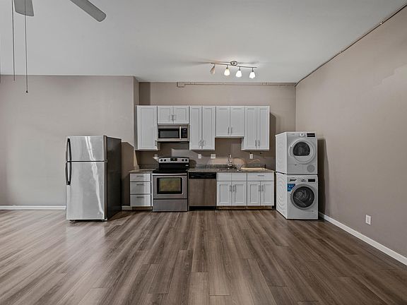 4th image of 4242 Lindell Blvd #104