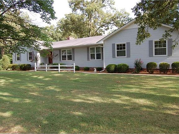 "Wonderful 3 BR, 3 Bath Home in central Murray"