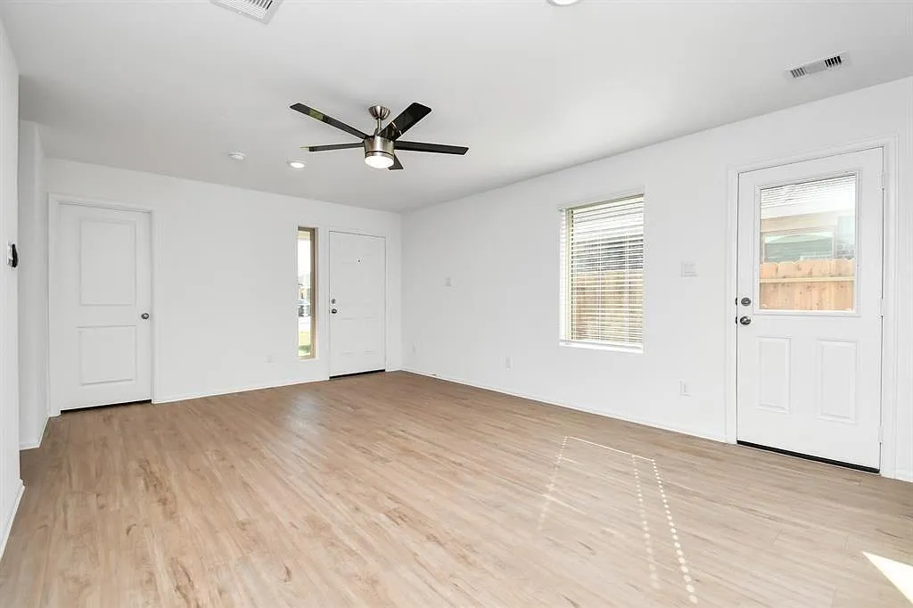 3 bed, 2.0 bath, 1188 sqft, $1,900 — Photo 4