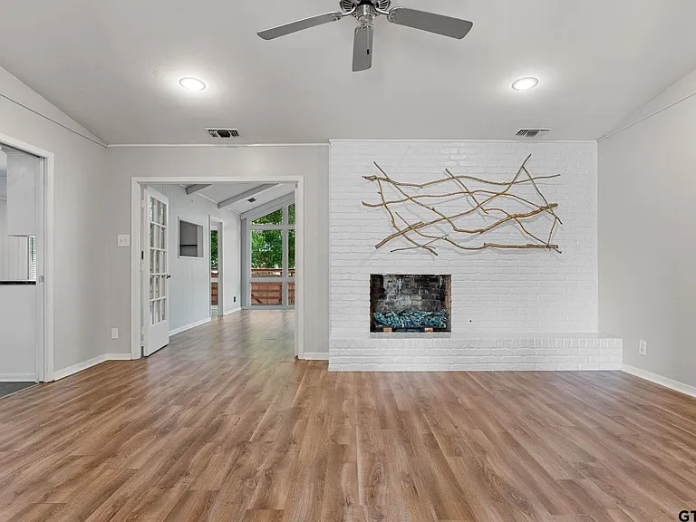 3200 Decharles St — Photo 5