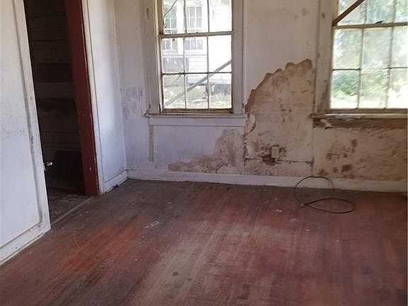 3rd image of 3811 Lakeshore Dr