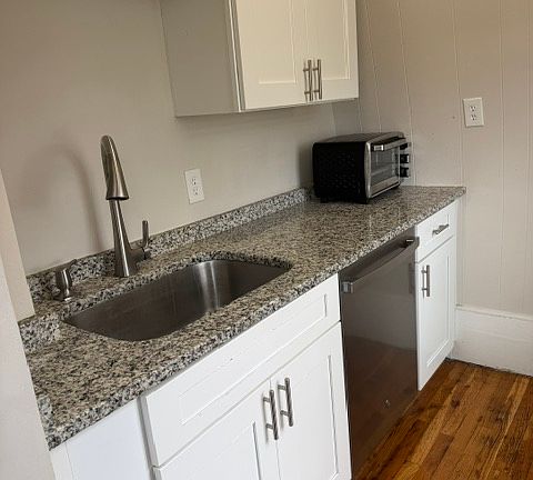 2nd image of 9 Basset St Floor 3