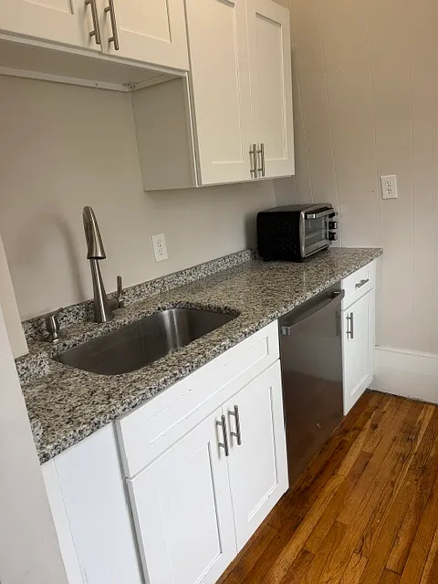 Building Photo - 9 Basset St #3