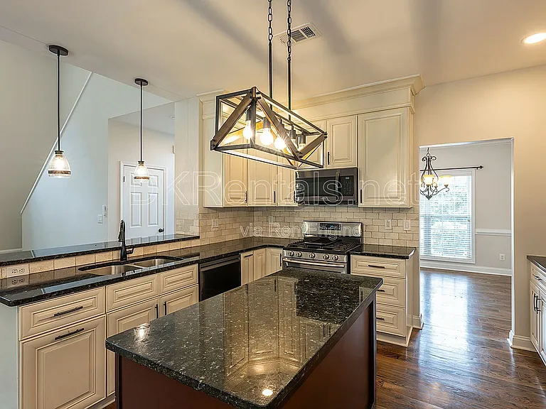 1540 Hampton Hollow Dr — Photo 9