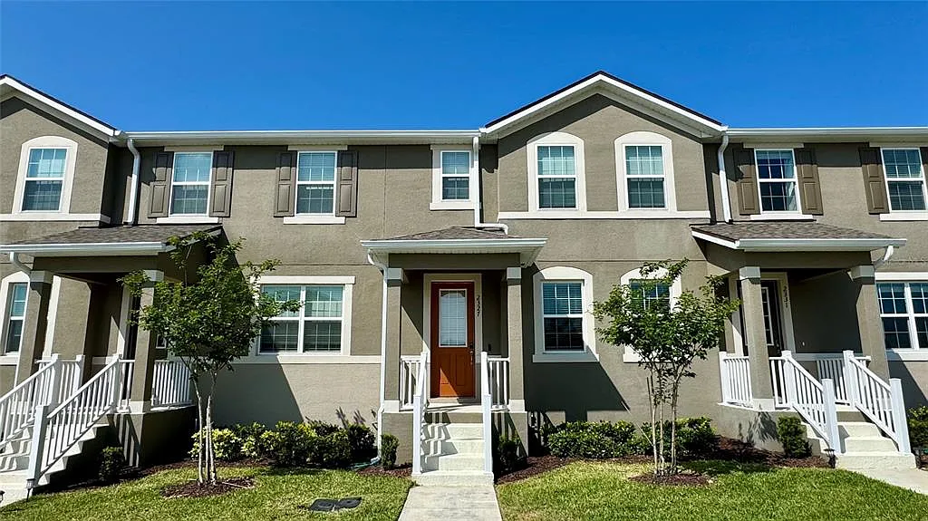 3 bed, 2.5 bath, 1685 sqft, $2,500 — Photo 1