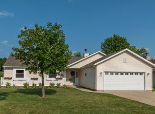 1529 Ravine Forest Dr, West Bend, WI 53090