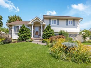 9 Cheryl Ln N, Farmingdale, NY 11735