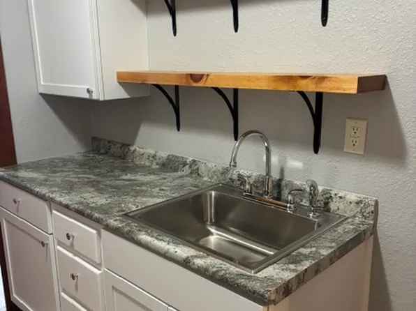 214 N 12th St APT 3, Salina, KS 67401