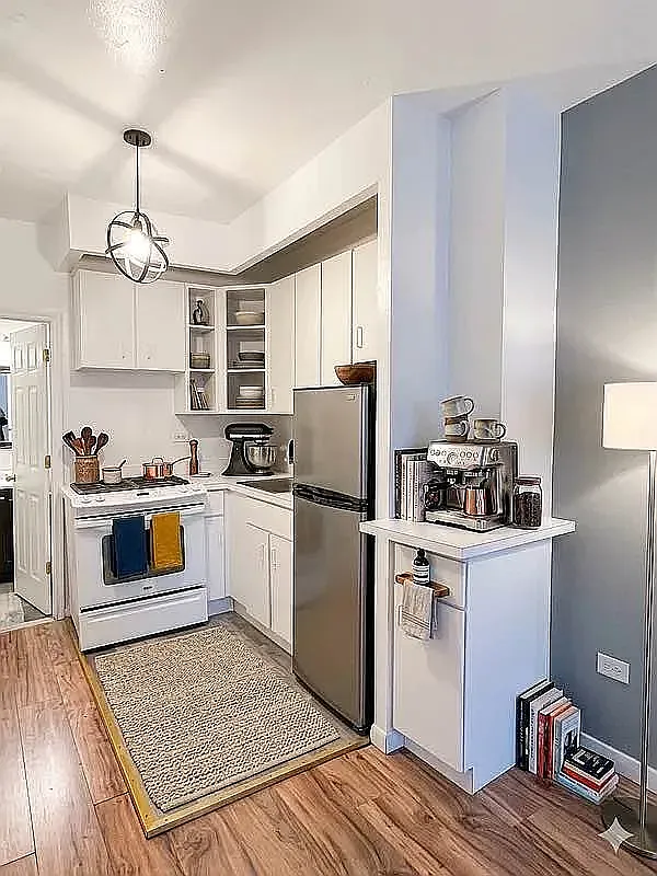 370 West 52nd Street — Photo 2