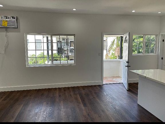 2nd image of 1954 Argyle Ave #1/2