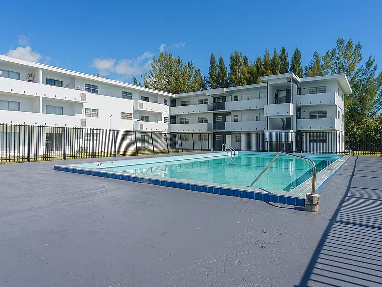 7-web-or-mls-LakeShore_Presidential_DSC7134