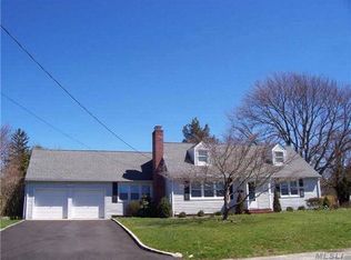 28 Summit Ave, Northport, NY 11768
