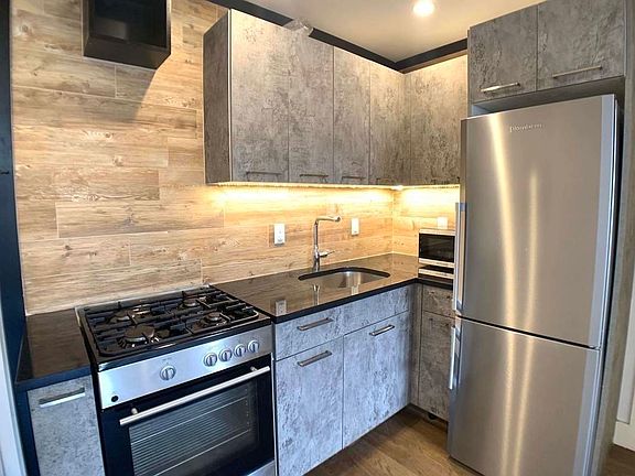 2nd image of 826 Saint Johns Pl #4P