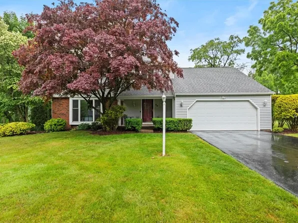40 Woodlyn Way, Penfield, NY 14526