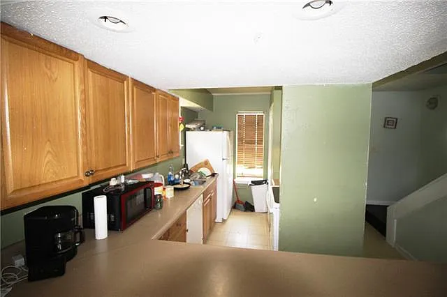 2710 Helena St — Photo 4