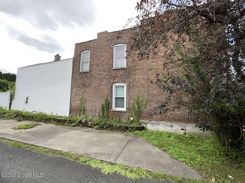 4th image of 52 Paine Street