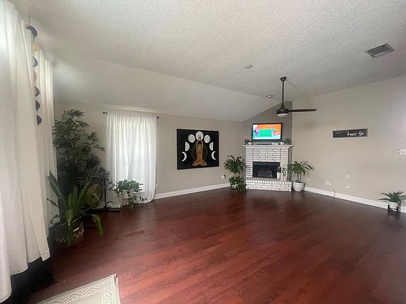 3rd image of 301 Winter Park Ct