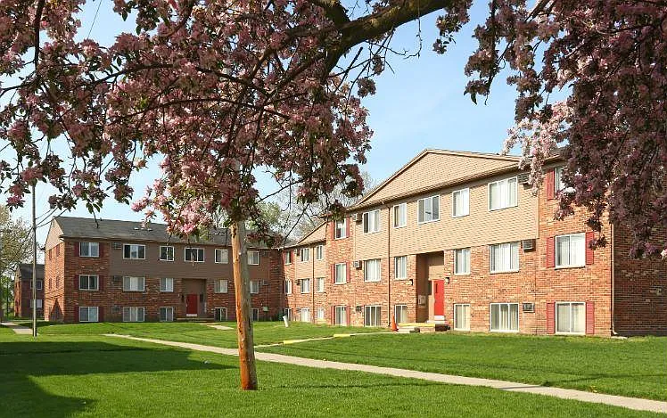 Village Grove Apartments — Photo 2