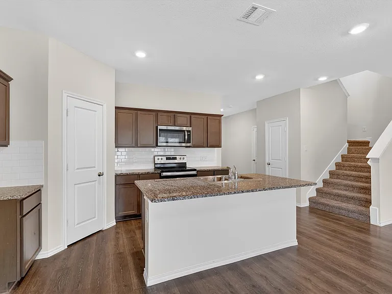 2109 Muscovy St — Photo 9