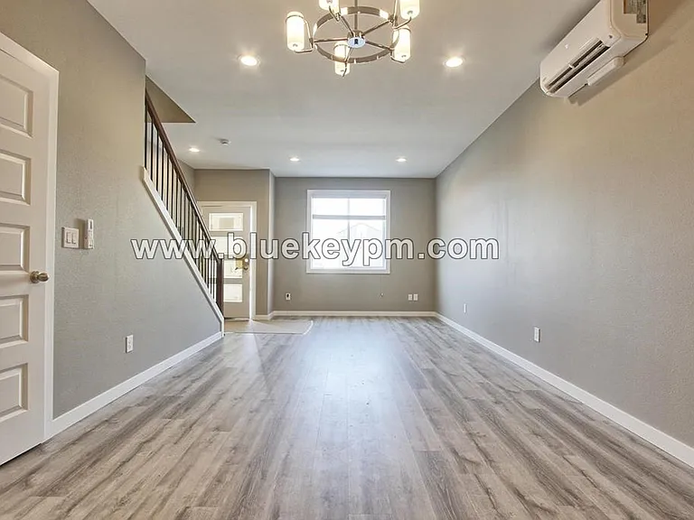 2713 Broadway — Photo 4