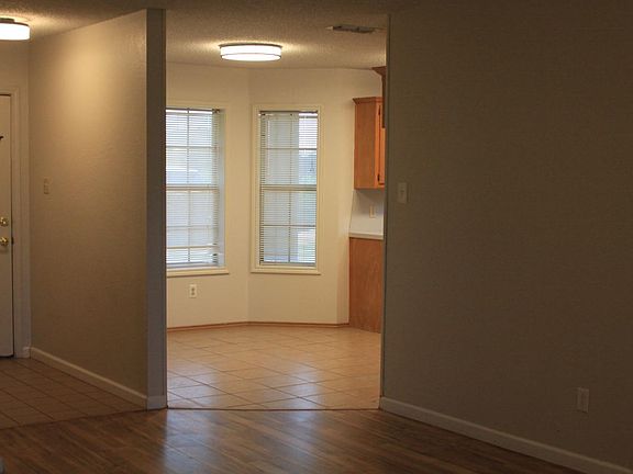 5th image of 303 N Elkhart Ave