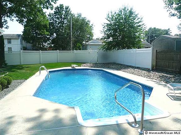 3rd image of 121 Hawthorne Ave