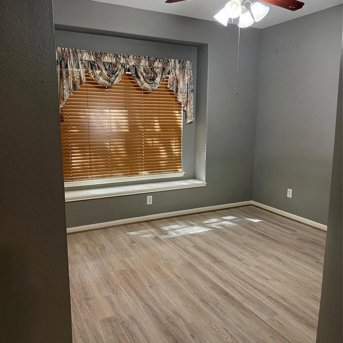 3 bed, 2.0 bath, 2430 sqft, $2,300 — Photo 3