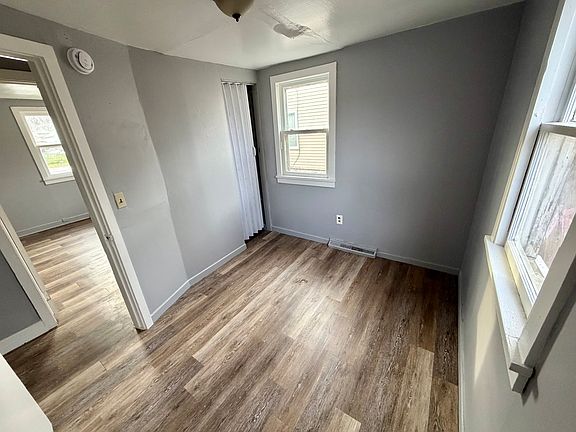 4th image of 1331 Carman St
