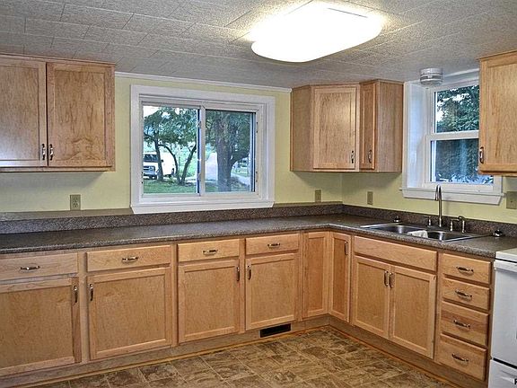 2nd image of 152 N Main St