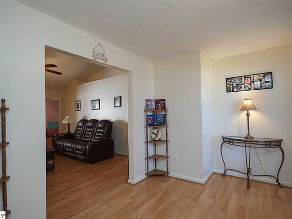 3rd image of 104 Cedar Glen Dr