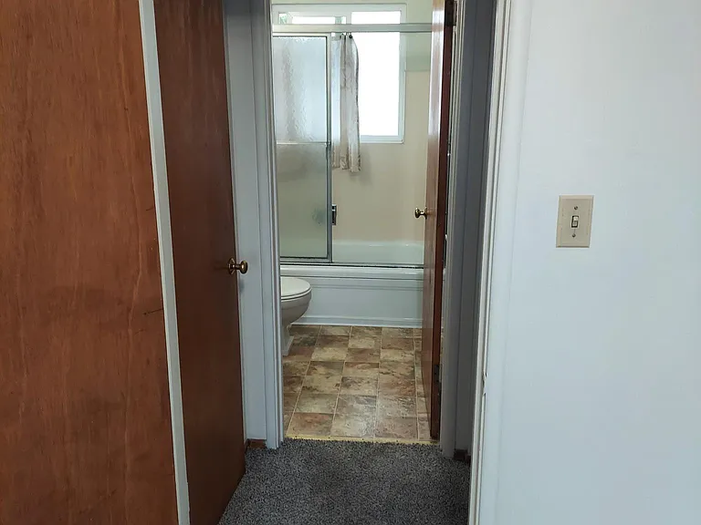 240 Gifford Ave — Photo 8