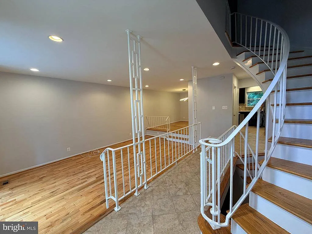 3 bed, 4.0 bath, 2320 sqft, $2,800 — Photo 3