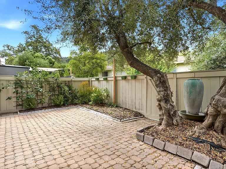 2063 Village Ln — Photo 20
