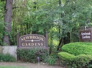 98 Pinebrook Pl, Bay Shore, NY 11706