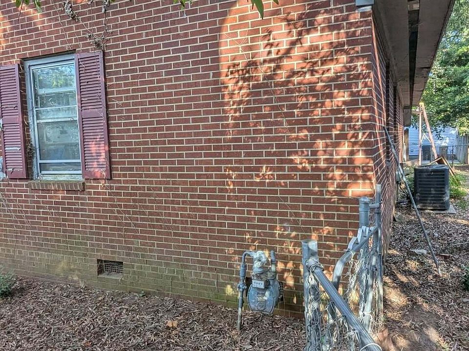 2nd image of 627 Winterlochen Rd