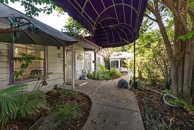 6985 Wisconsin Ave — Photo 1