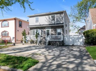 8230 266th St, Glen Oaks, NY 11004