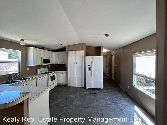 5th image of 211 Blanco Dr