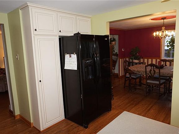 5th image of 163 Millbrook Dr