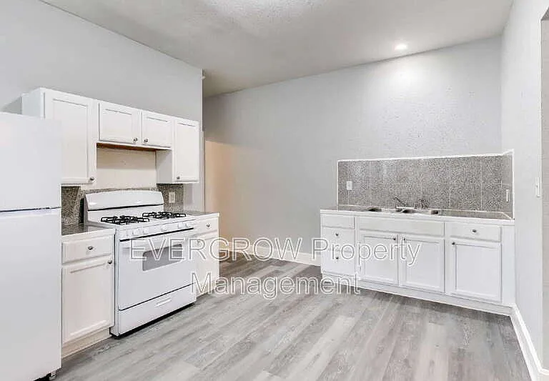 415 N Oxford St — Photo 10