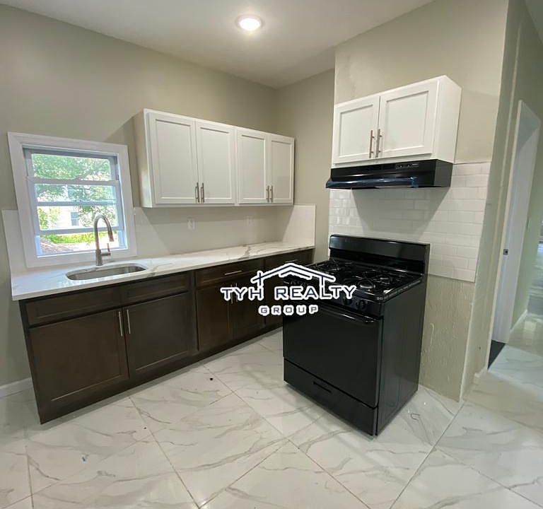 1st image of 124 N 15th St #2