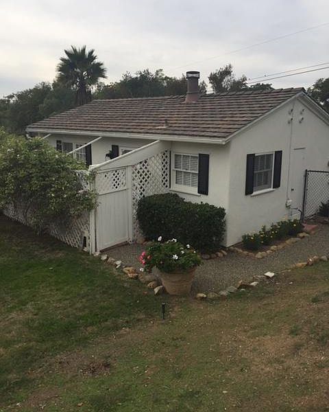 Adorable detached cottage! Private, quiet, private access, sunbathed patio and more!!