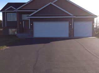 8577 Woodridge Trl, Chisago City, MN 55013