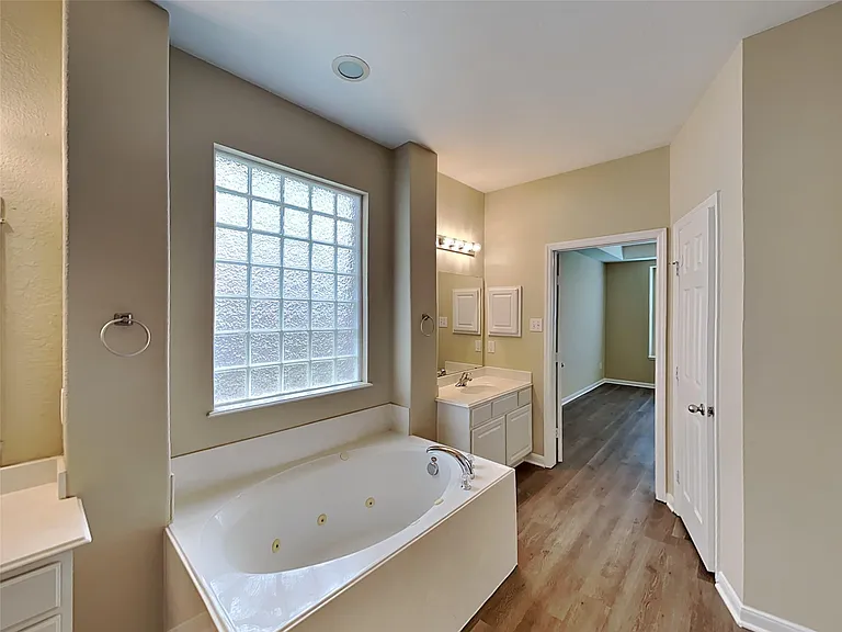 10923 Tattershall Ln — Photo 11