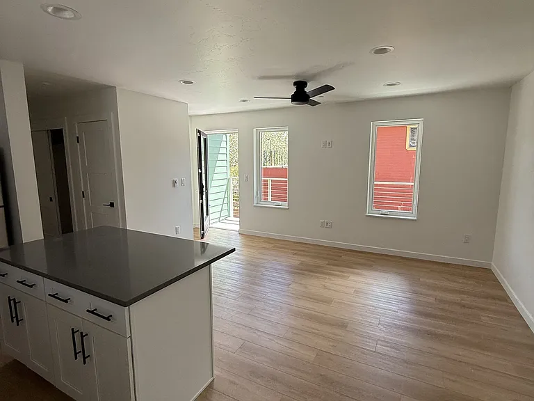 637 S River St — Photo 1