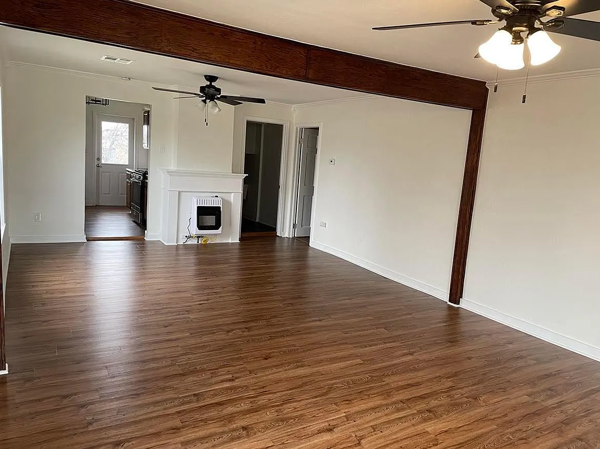 Building Photo - 206 S Elm St