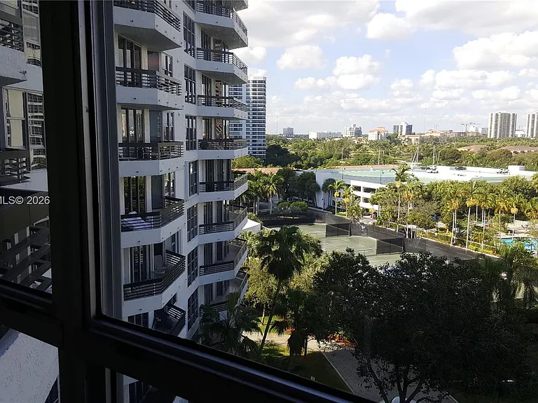 3600 Mystic Pointe Dr #910 — Photo 26