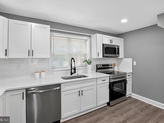 4th image of 1194 Oak Ave